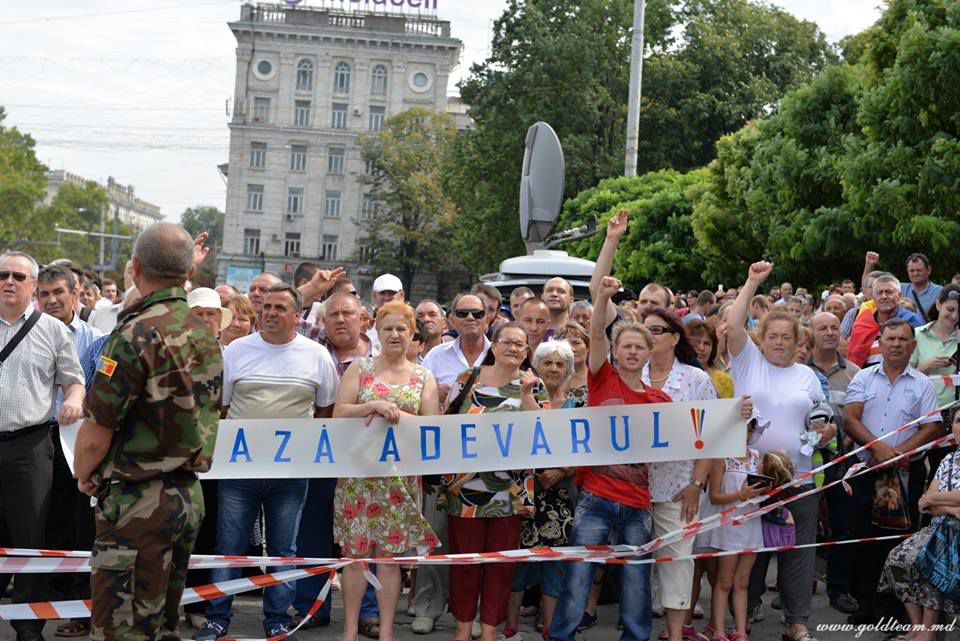 Manifestanţii au cerut demisia şefului statului, alegeri parlamentare anticipate şi anchetarea celor implicaţi în furtul unui miliard de dolari din sistemul bancar. Foto: ITV Moldova