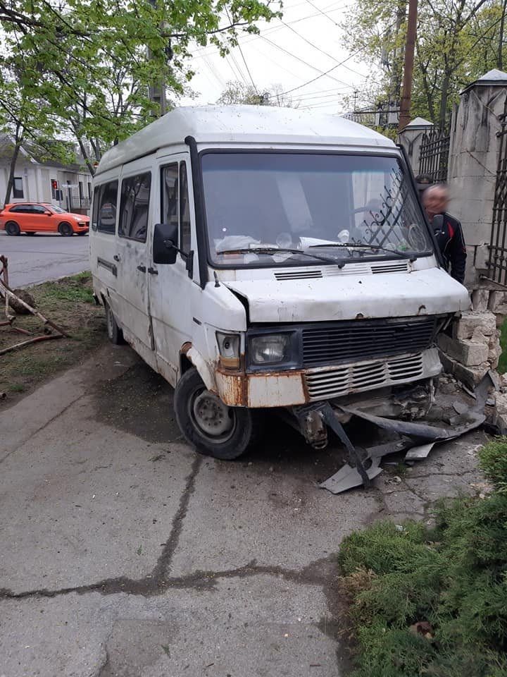 Пьяный водитель угнанного микроавтобуса влетел в ограду столичного музея.