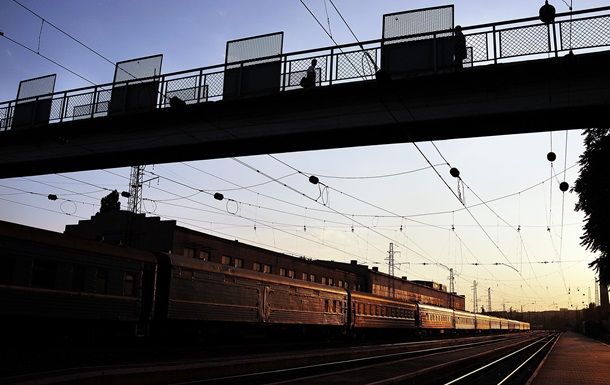 На Закарпатье пассажирам пришлось толкать поезд.
