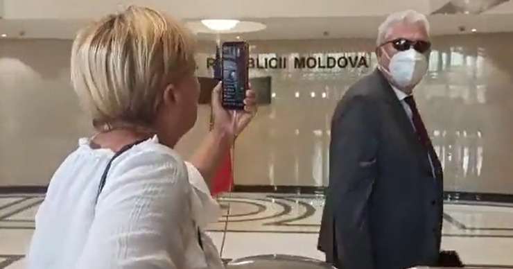 Активистка освистала Владимира Воронина по пути в парламент.