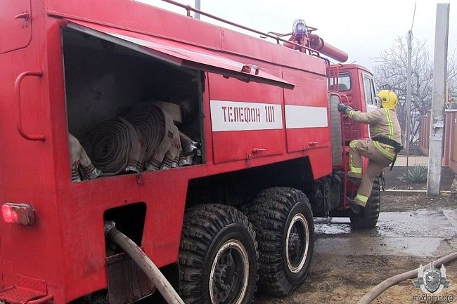 Полтора часа понадобилось трём пожарным расчётам, чтобы потушить загоревшийся в гараже автомобиль.