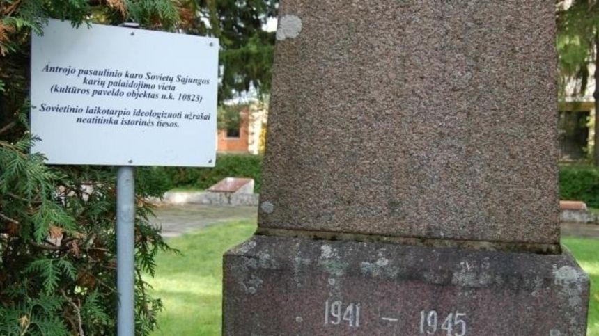 В Литве приостановили установку табличек около советских памятников.