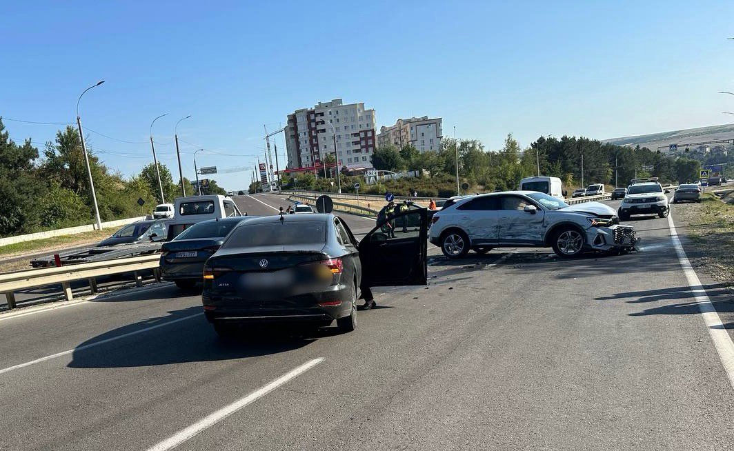 Accident la intrarea în Ialoveni: Trei mașini implicate, două persoane rănite.