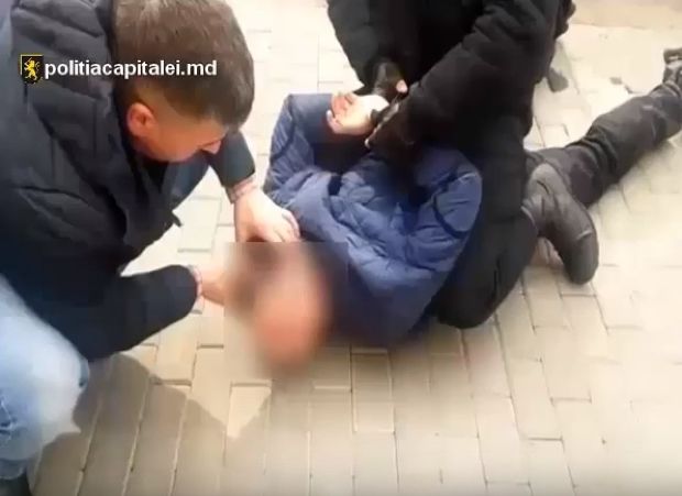 Подозреваемые арестованы на 30 дней. Им грозит от семи до 15 лет заключения.