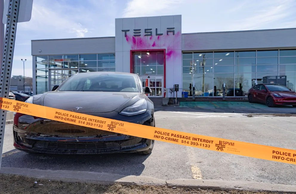 Criticii lui Elon Musk continuă să atace saloanele Tesla și chiar mașinile individuale.