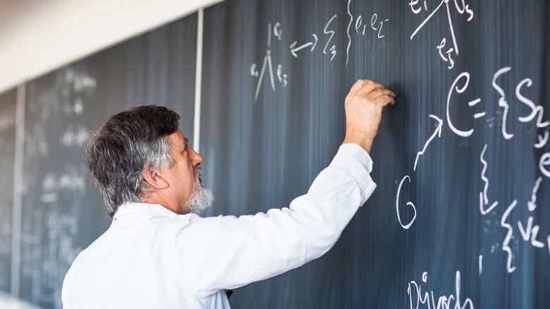 Pedagogii care nu au studii de masterat nu vor mai putea preda în licee.