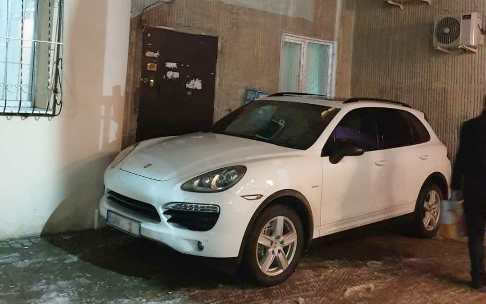 На Ботанике припарковавшийся Porsche заблокировал вход в подъезд.