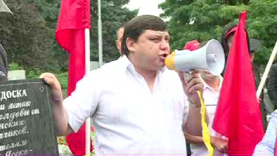 Коммунисты-реформаторы попытались установить на памятнике жертвам советской оккупации в центре столицы панно с информацией об августовских событиях 1944 года.