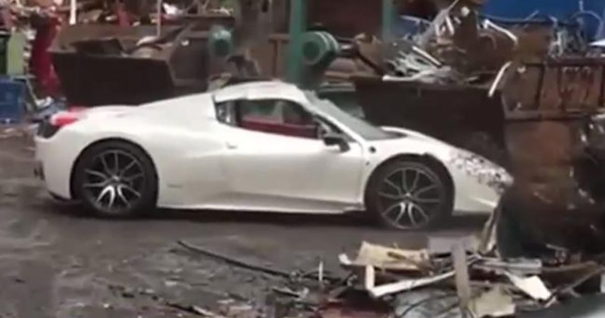 Bolid de un sfert de milion de euro, distrus în câteva secunde. Foto: Digi24