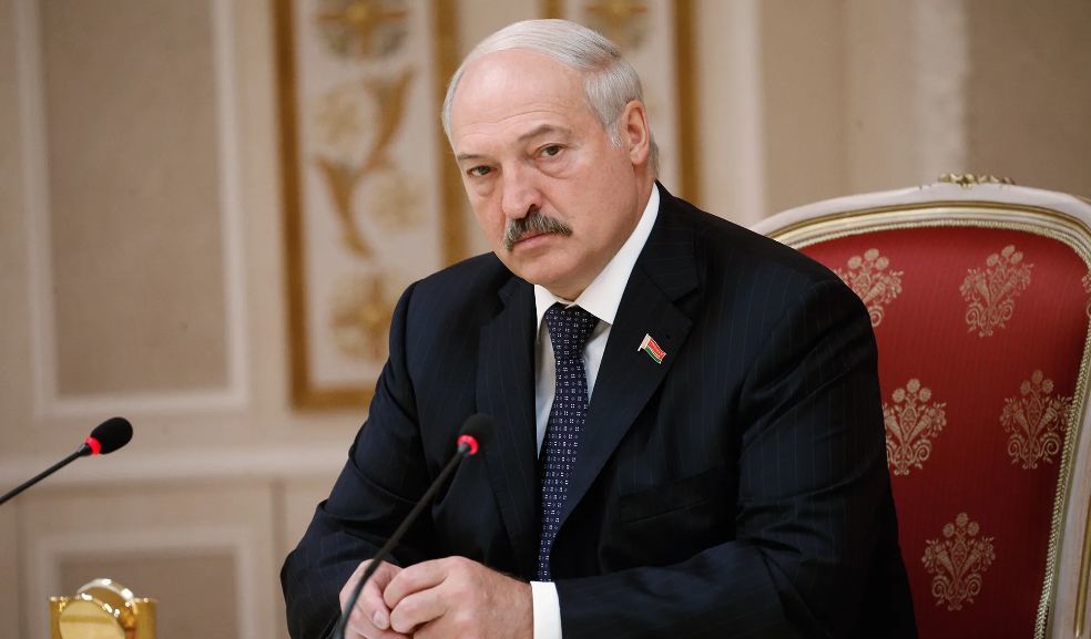Лукашенко поручил полностью перекрыть границу с Украиной.