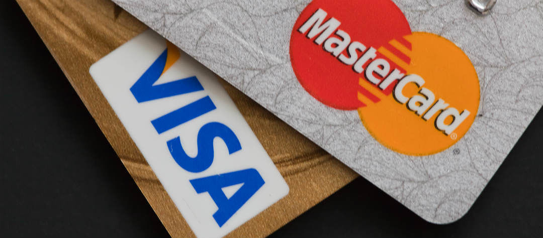 Из-за угрозы отключения от Visa и MasterCard россиянам рекомендовали запастись наличными.