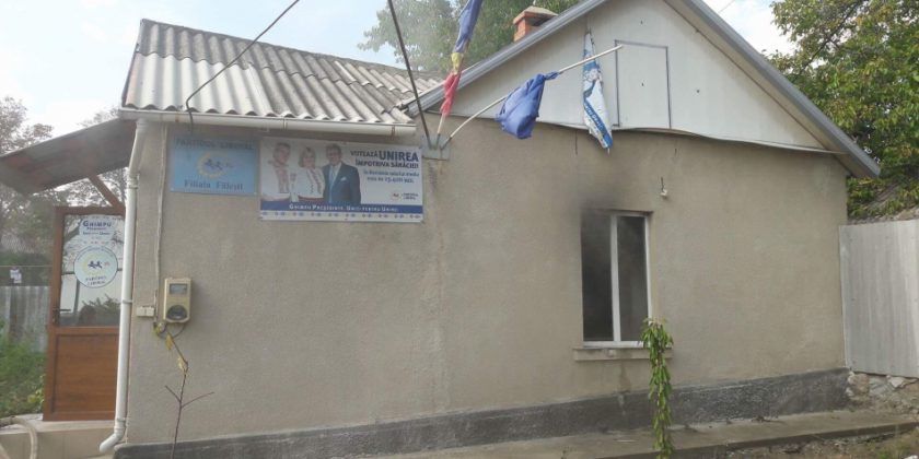 Persoane necunoscute au incendiat sediul Partidului Liberal din orașul Fălești.