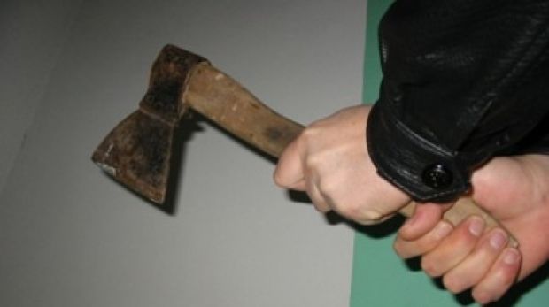 Și-a bătut tatăl cu toporul: Bărbatul va sta 8 ani după gratii