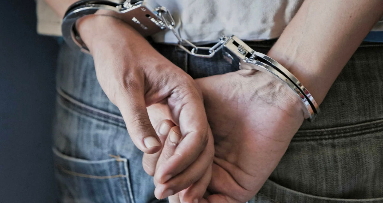 Un recidivist periculos, condamnat la închisoare pentru trei infracțiuni.
