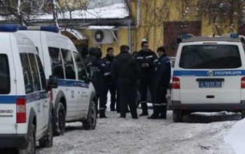 Bănuitul a mărturisit că, după ce a băut alcool cu doi cunoscuţi de ai săi, a urmat o ceartă, după care şi-a ucis tovarăşii cu toporul