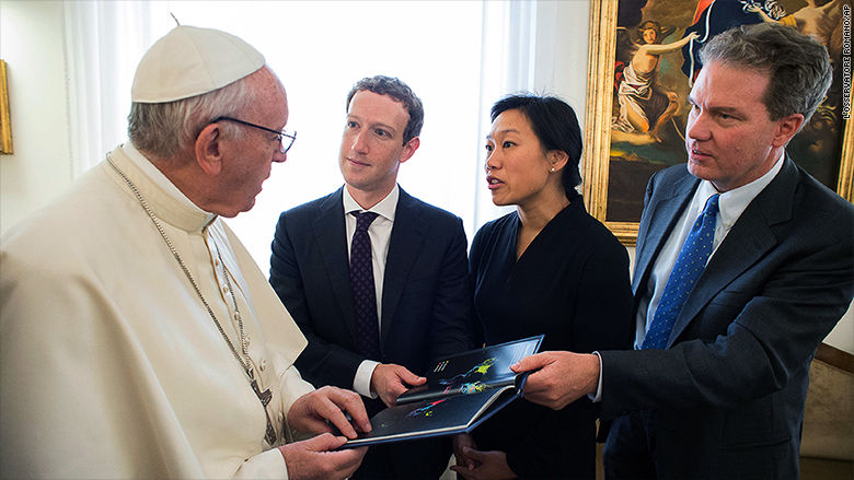 Mark Zuckerberg i-a oferit Papei Francisc o dronă. Foto: metropotam.ro