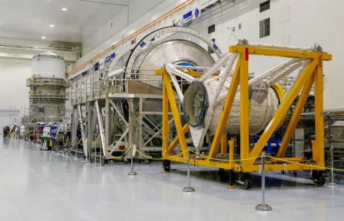 НАСА установило последний двигатель на ракете для полетов на Луну.