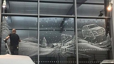 Un artist britanic creează peisaje de poveste pe geamuri
