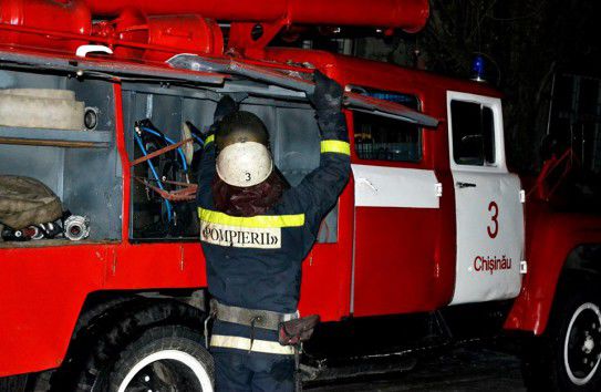 Автомобиль врезался в дерево и загорелся.