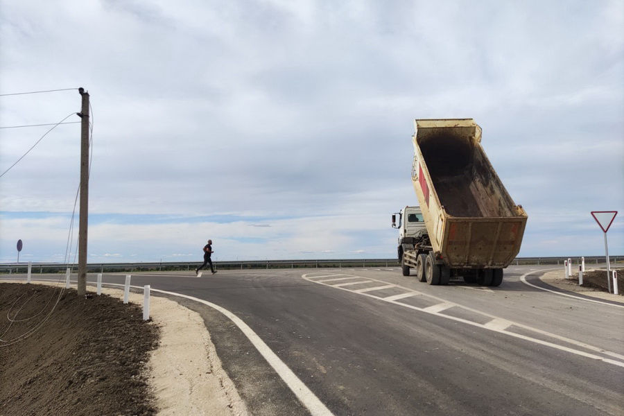 Водитель в Комрате забыл опустить кузов и порвал электропровода.