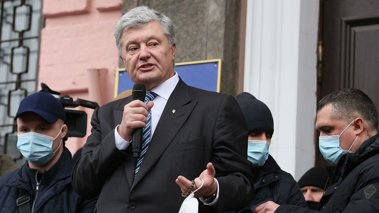 Порошенко намекнул, что суд перенес рассмотрение об избрании ему меры пресечения, потому что испугался.
