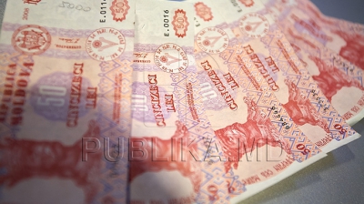 Leul câştigă teren în raport cu moneda unică europeană şi va costa luni 19 lei şi 66 de bani, cu 59 de bani mai puţin decât astăzi.