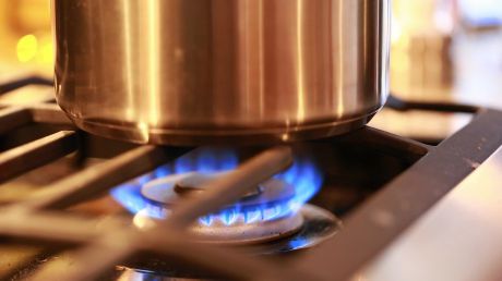 Agenția Națională pentru Reglementare în Energetică începe astăzi consultările publice privind noile tarife pentru gazele naturale și energie electrică.
