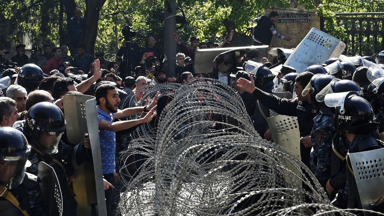 Протестующие блокировали ряд улиц и перекрёстков в центре Еревана, а также территорию у парламента страны.
