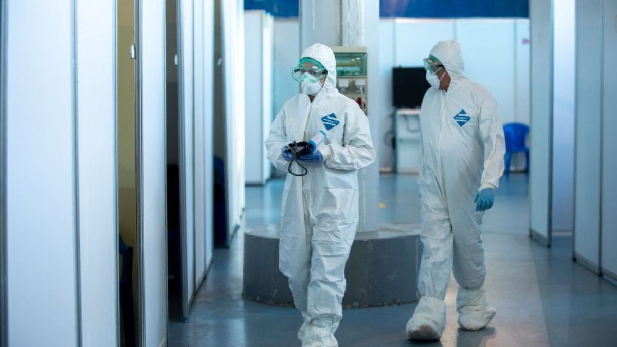 Более 300 медработников, инфицированных COVID-19, получат пособия.