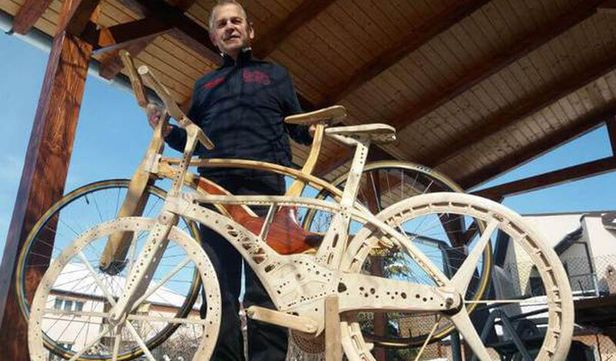 În România a fost creată cea mai uşoară bicicletă de lemn din lume