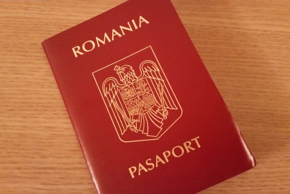 Polițiștii de frontieră din cadrul punctului de trecere „Aeroportul Internațional Chișinău” documentează un moldovean pentru uz de fals a documentului de călătorie.