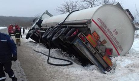 O autocisternă cu 28 de tone de motorină a derapat de pe traseu, riscând să se inverseze. Foto: jurnal.md