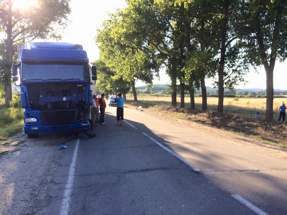 A lovit în plin un TIR și a fugit de la locul accidentului Foto: facebook.com