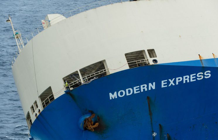 Modern Express, судно 164-метровой длины, попал в шторм у берегов Европы.