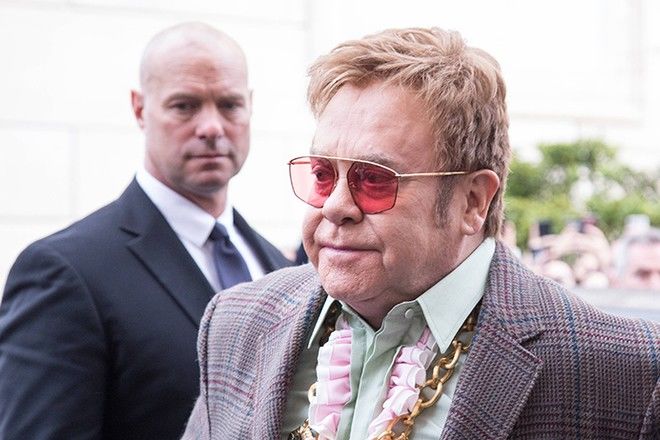 Элтон Джон получил орден.