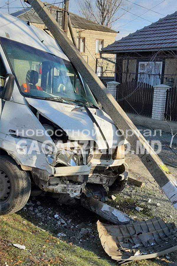 В настоящее время специалисты устраняют последствия ДТП.