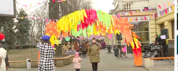 В центре Кишинёва под открытым небом отметили Масленицу.