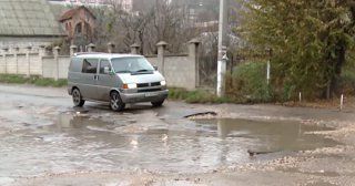 Кишиневцы пожаловались, что в столице ремонтируют только главные дороги.