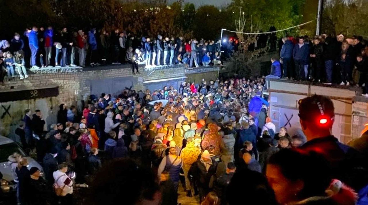 Местные жители в Саратове требуют выдать обвиняемого в убийстве девочки.