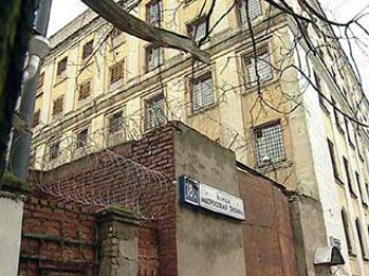 Из следственного изолятора №1 "Матросская Тишина" через дырку в потолке сбежал заключенный, обвиняемый в убийстве. 