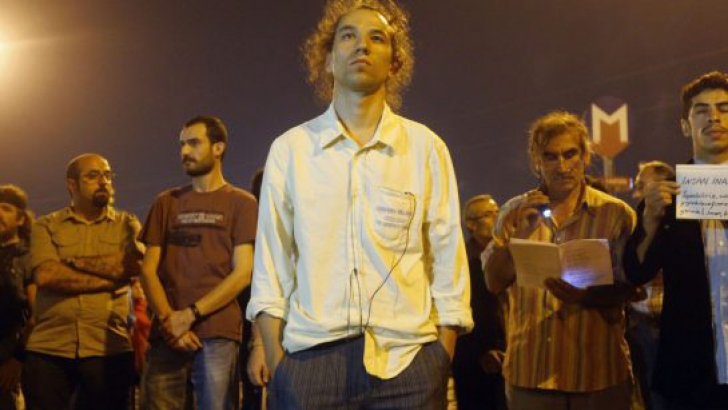 După cinci ore, bărbatul se afla în continuare acolo, cu mâinile în buzunare, un rucsac şi sticle cu apă la picioare. 