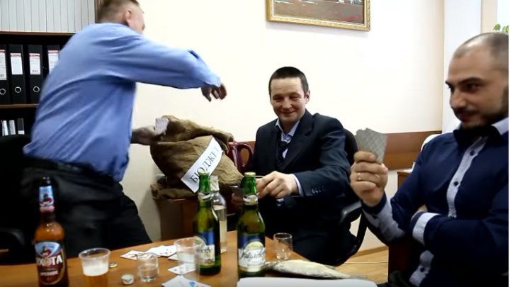 Patru funcţionari din Orenburg, filmaţi cum beau alcool, dansează striptease se laudă cu armele din dotare.