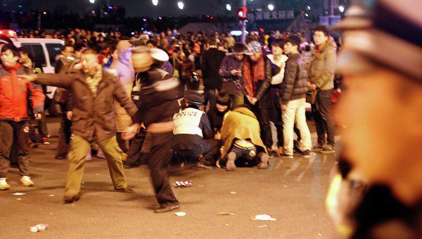 Cu puţin timp înainte de miezul nopţii, persoane rămase necunoscute au aruncat dintr-o clădire bancnote false.