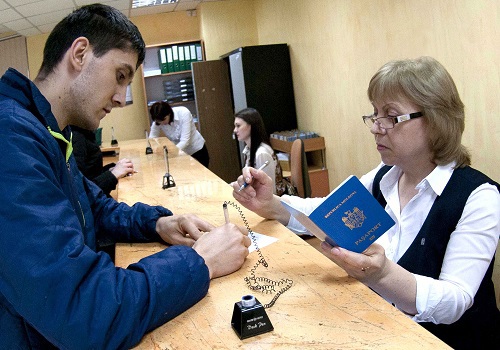 Moldovenii care au o încăpere de cel puţin 4m2, o masă, un scaun şi acces la reţeaua electrică se pot documenta cu pașaport biometric la adresa aflării sale.