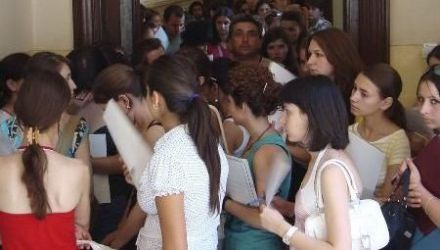 Dintre acestea, 300 de locuri sunt cu bursă, iar 200 fără bursă şi fără plata taxelor de şcolarizare.
