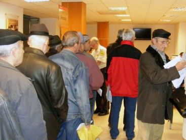 La sediul central al Băncii de Economii s-au format cozi dis‑de‑dimineaţă
