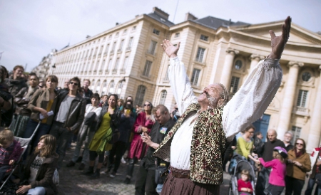 Tony Gatlif i-a sprijint pe manifestanţi aducând artişti şi muzicieni pe scena instalată în piaţa Panthéon. 