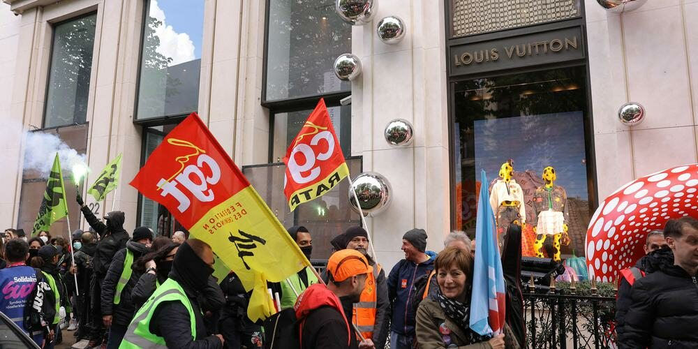 Протестующие против реформы во Франции вторглись в офис Louis Vuitton.