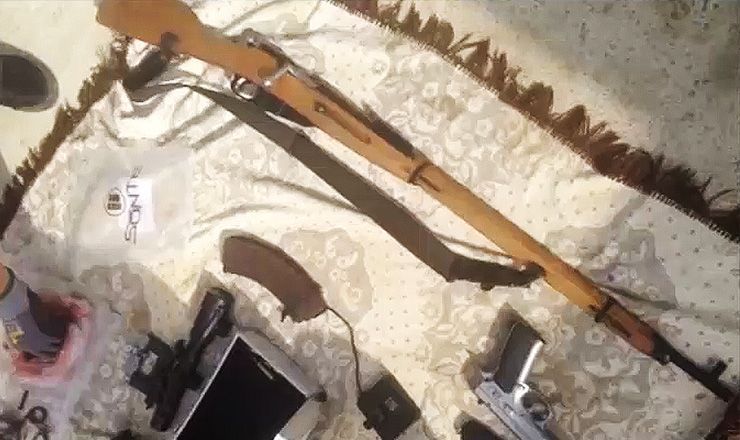 Были обнаружены сейфы и металлические контейнеры, в которых хранились: винтовка, пистолет, боевые ножи, патроны, прибор ночного видения и т.д.