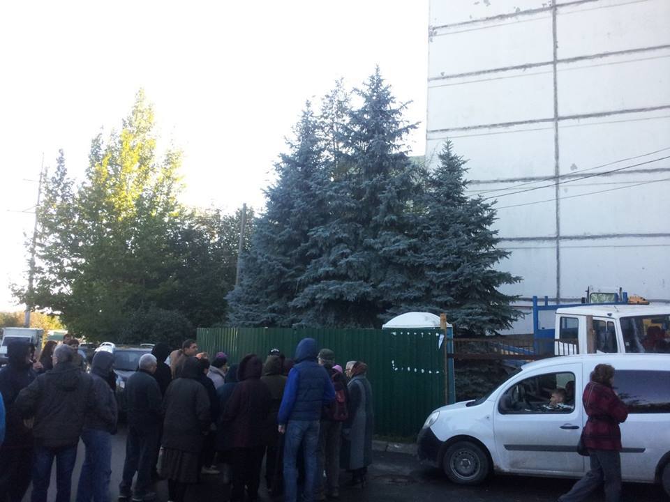 Группа жильцов дома на Балканской улице, 8/1 при поддержке нескольких активистов вчера утром выступила с протестами против строительства жилого дома поблизости. Фото: "Orașul meu drag" (org.)